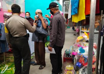 Razia Prokes di Area Pertokoan Gringging,Polsek Grogol Edukasi 5M