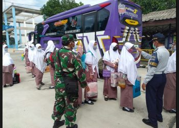 Bersama Anggota Koramil 03/, Polsek Mojoroto Polsek Kawal Pemulangan Santri Ponpes Gontor