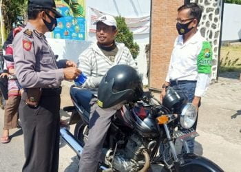 Satgas Covid Polsek Tarokan Beri Teguran kepada Pelanggar Prokes