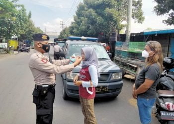 Razia Protokol Kesehatan, Polsek Pesantren dan Satpol PP  Bagikan Masker
