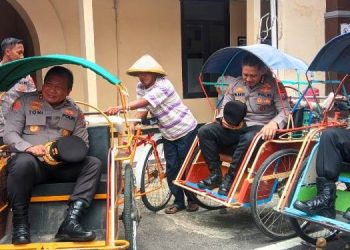 Menuju Lokasi Reboisasi di Halaman TK Bhayangkari, Kapolda Jatim Pilih Naik Becak