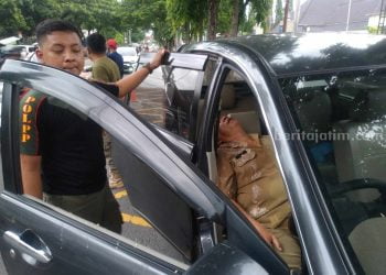 Polsek Mojoroto Polres Kediri Kota Polda Jatim  Efakuasi Pengemudi Yang Pingsan di Dalam Mobil