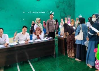 Bhabinkamtibmas Sidomulyo Kediri Kawal Penyaluran BLT Dana Desa 2025
