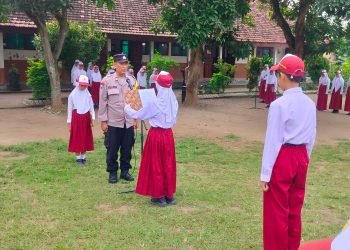 Bhabinkamtibmas Polsek  Semen Jadi Inspektur Upacara di SDN Bulu 3