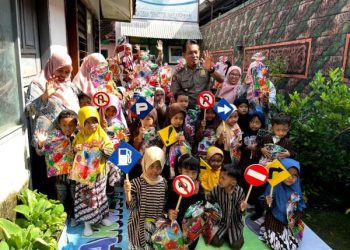 Lewat Pertunjukkan Wayang Kardus, Kapolsek Kediri Kota Ajak Anak-Anak Tertib Berlalu Lintas