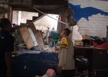 Rumah Warga Singonegaran Roboh Kediri Usai Gempa, Polisi Lakukan Sambang dan Pendataan