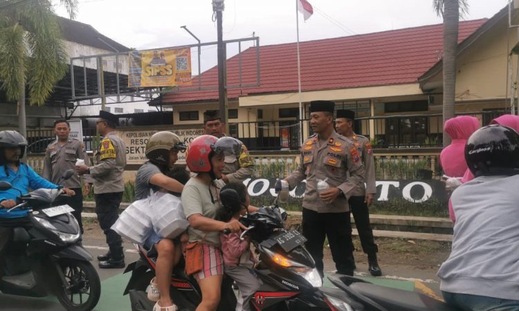 Polsek Mojoroto Bagikan Takjil di Jalan Veteran, Hidupkan Semangat Ramadhan