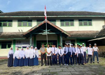 Bhabinkamtibmas Polsek Kediri Kota  Jadi Pembina Upacara Senin Pagi di SMP islam YBWI kota Kediri