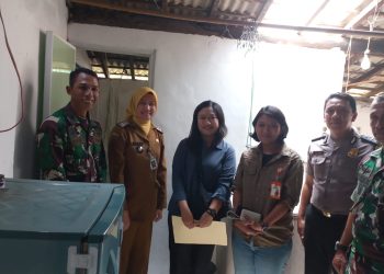 Bhabinkamtibmas Bandar Lor Dampingi Pemeriksaan Akhir Bedah Rumah Rutilahu Bantuan Gubernur Jatim